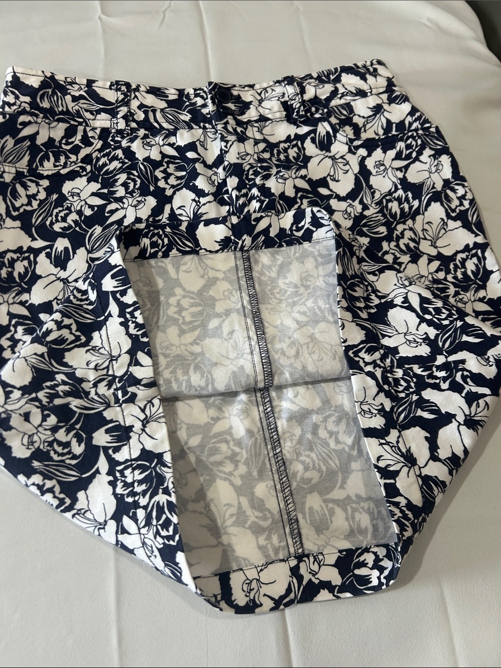 Chaps Classic Navy and White Floral Pencil Skirt Sz 4 - Picture 4 of 7